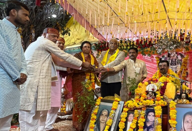 महापौर ने श्रीमद् भागवत कथा में पहुॅचकर कथा का श्रवण किया