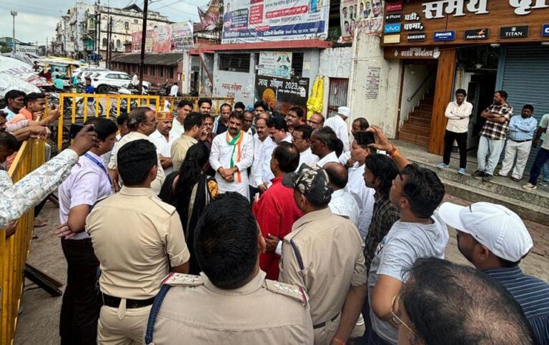 मुख्यमंत्री का विरोध करने जा रहे थे कांग्रेसी, पुलिस ने छावनी बनाकर नजर बंद किया