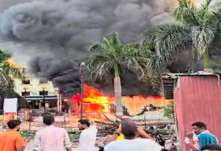 सागर के भाग्योदय हॉस्पिटल परिसर में भीषण आग, अफरा तफरी मची