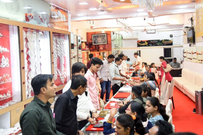 दीपावली पर शहर के अप्सरा ज्वेलर्स में ग्राहकों की भीड़, खरीदी के साथ मिलेंगे आकर्षित उपहार भी