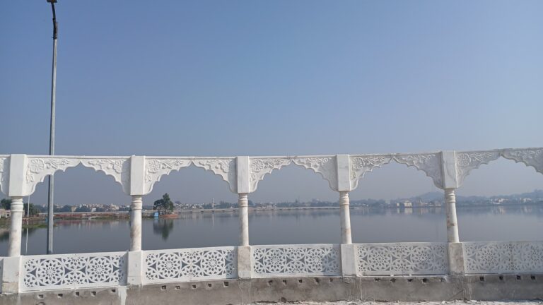 झील किनारे सफ़ेद संगमरमर से निर्मित आकर्षक कलाकृतियां