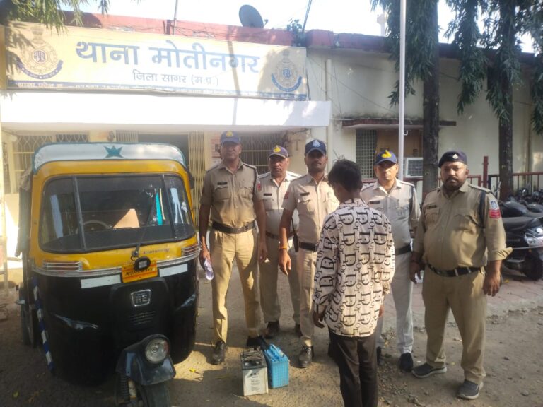 सडक पर खडे हुये वाहनो की बैटरी चोरी करने वाले शातिर चोर को बैटरी समेत पुलिस ने धरा