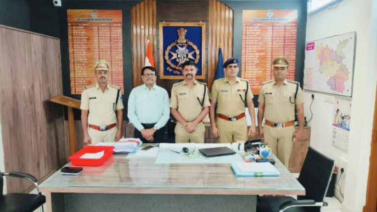 उच्च पदों पर पदोन्नत हुए अधिकारियों को पुलिस अधीक्षक ने लगाए स्टार