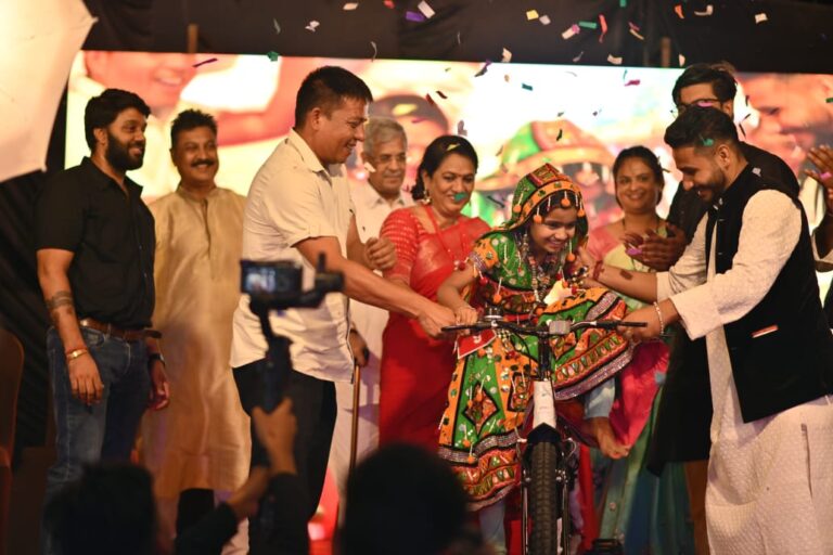 वैदिक संस्कृति रास गरबा महोत्सव के लकी ड्रा में पुरुस्कार वितरण