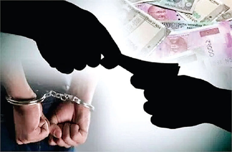 लोकायुक्त की धुआंधार कार्रवाई, डॉक्टर, प्रिंसिपल और जीएसटी अधिकारी रिश्वत लेते हुए गिरफ्तार