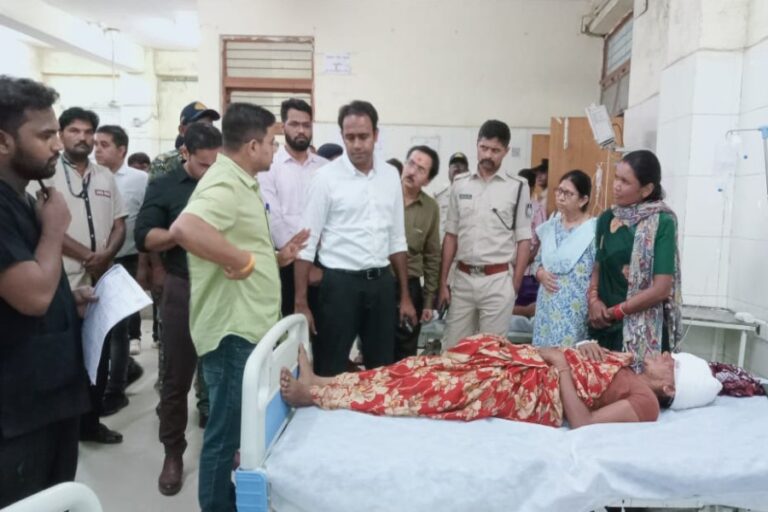 कलेक्टर, एसपी ने अस्पताल पहुँच कर घायल आशा कार्यकर्ताओं का स्वास्थ्य जाना