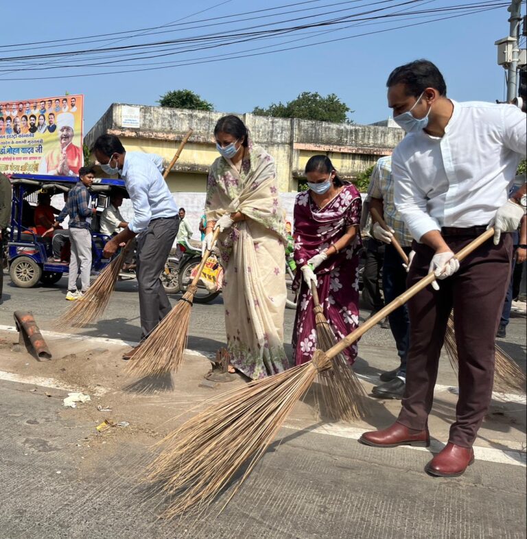 महापौर, कलेक्टर ने चौराहा पर सफाई कर स्वच्छता का संदेश दिया