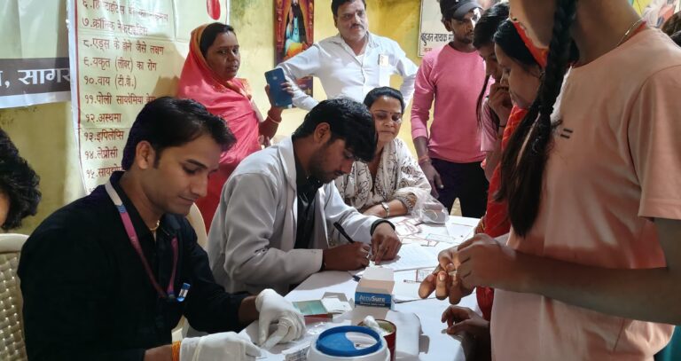 विचार समिति ने निःशुल्क ब्लड ग्रुप जांच शिविर का आयोजन किया