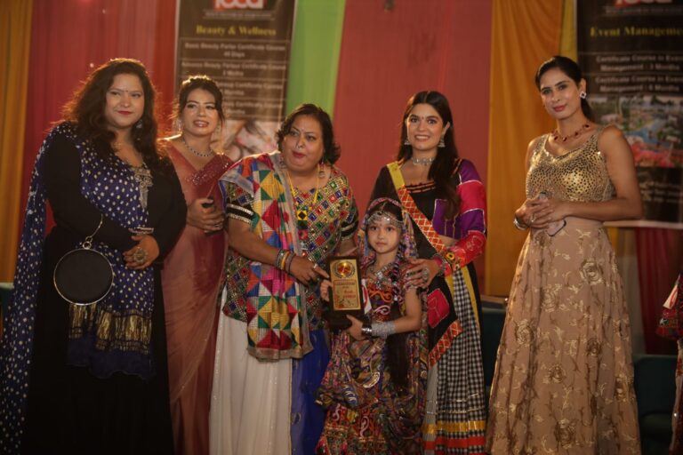 सागर की शानवी जबलपुर में आयोजित गरबा में बेस्ट प्रिंसेस अवार्ड से सम्मानित