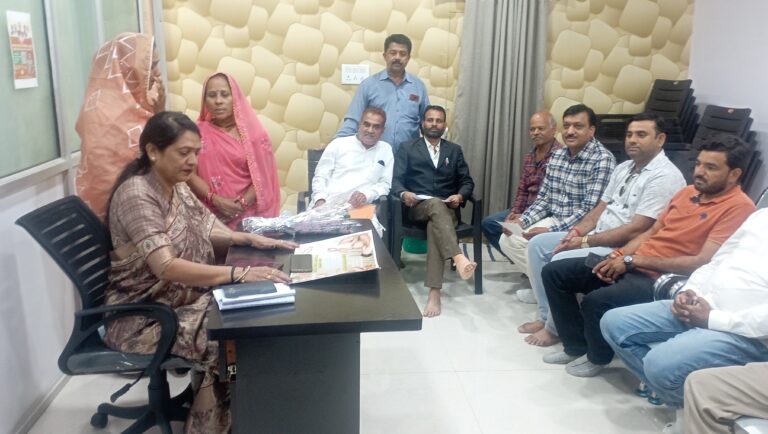 सांसद लता गुड्डू वानखेड़े ने संवाद केंद्र में सुनीं आम नागरिकों की समस्याएं