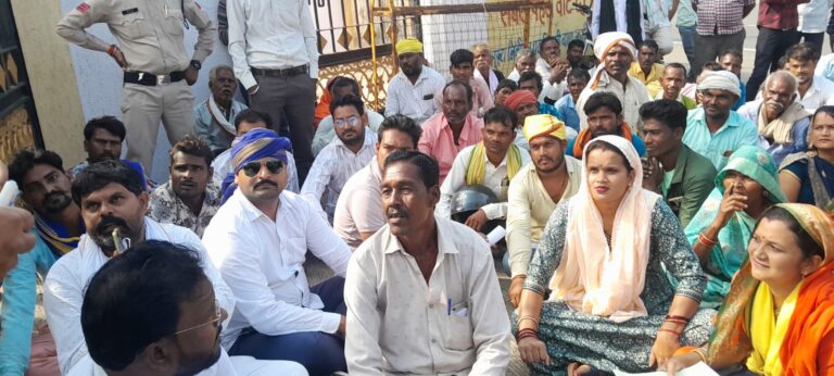 वन भूमि पर काबिज आदिवासियों की भूमि पर विभाग द्वारा किए जा रहे प्लांटेशन पर रोक के संबंध में कलेक्टर को ज्ञापन