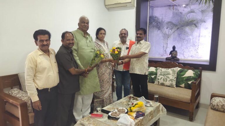 नगर निगम सागर की महापौर संगीता सुशील तिवारी से मिले कर्मचारी संघ के नवनिर्वाचित पदाधिकारी