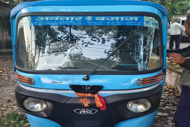 शराब पीकर चला रहा था ई रिक्शा, लाइसेंस रजिस्ट्रेशन भी गायब, कोर्ट का चालान