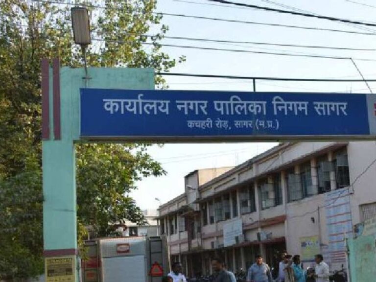 निगमायुक्त ने सफाई कार्य में लापरवाही बरतने पर सफाई दरोगा को निलंबित किया