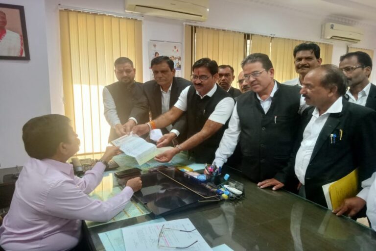 जिला अस्पताल के बीएमसी में मर्ज के खिलाफ उतरा अधिवक्ता संघ सौपा कमिश्नर को ज्ञापन