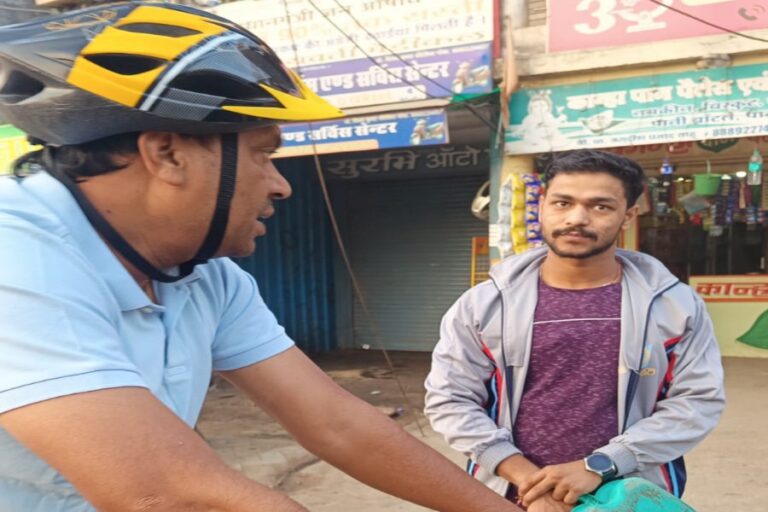 Sagar: ये साहब तड़के ही साइकिल उठा कर निकल पड़ते हैं, सफाई दरोगाओं की क्लास ले रहे