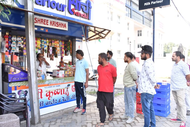 सागर में सांची पार्लर का चालान कटा, निगमायुक्त बोले आखिरी मौका हैं सुधर जाओ