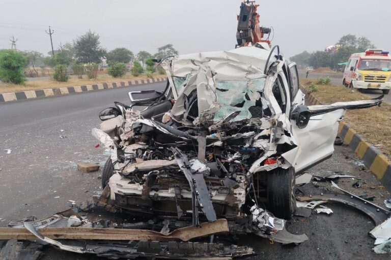 तेज रफ्तार कार ट्रक में जा घुसी, दो की मौत