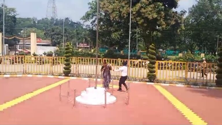 जनसुनवाई में महिला ने किया आत्मदाह का प्रयास, कलेक्टर कार्यालय में मचा हड़कंप