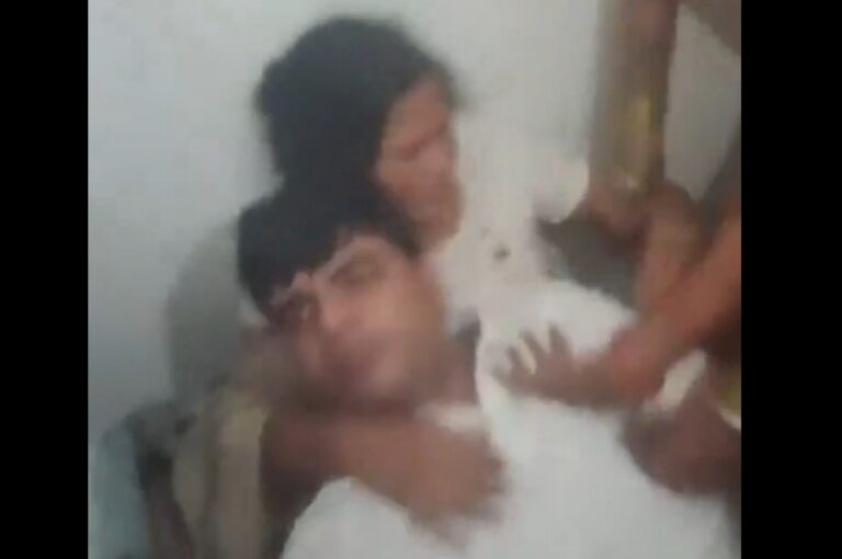 प्रेमिका के साथ पकड़ा गया पति, बीवी बच्चों ने चप्पलों से पीटा, वीडियो वायरल