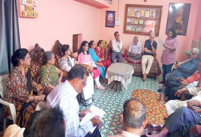 सत्य अहिंसा के पुजारी, आप फोटो में भी नोटों में भी