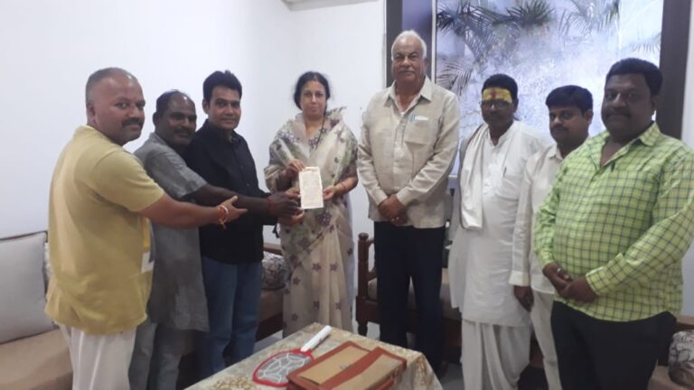 पुरव्याऊ टौरी काली कमेटी के पदाधिकारियों ने महापौर से भेंट की