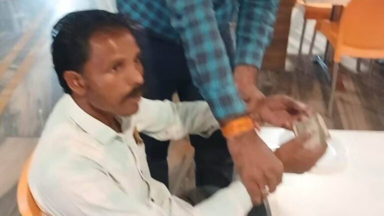 MP: सरपंच को लोकायुक्त ने 20 हजार रुपये लेते रंगे हाथ पकड़ा