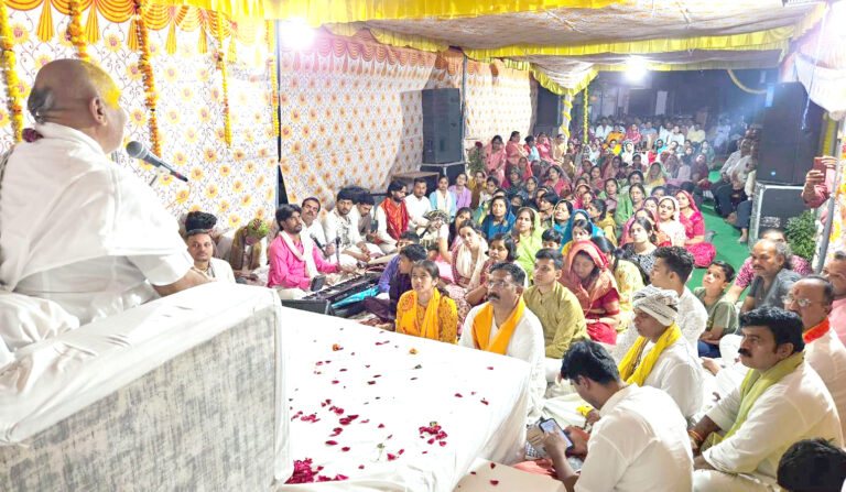 संत स्वामी किशोरदास महाराज से सैकडों भक्तों नें गुरूदीक्षा ली 