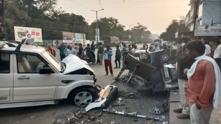SDM लिखी कार ने इको कार को मारी टक्कर 2 की मौत