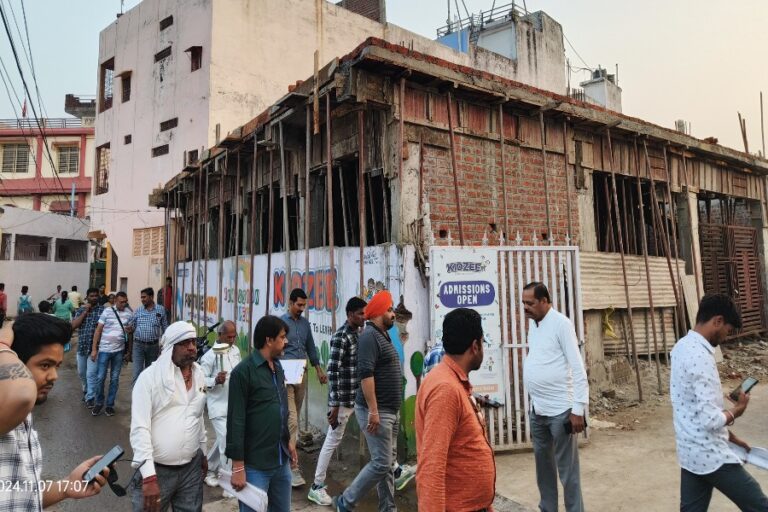 मेडिकल कालेज के सामने बेशकीमती जमीन में हेराफेरी के आरोप, 4 पटवारी एक आरआई मशीन लेकर पहुँचे