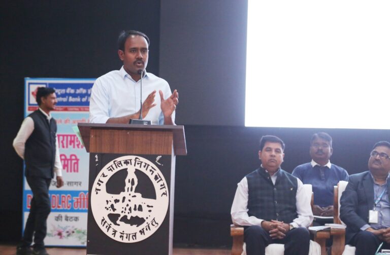 हितग्राहियों को समय से लोन उपलब्ध कराएं सभी बैंकर्स, अनावश्यक दस्तावेजों की मांग ना करें – कलेक्टर