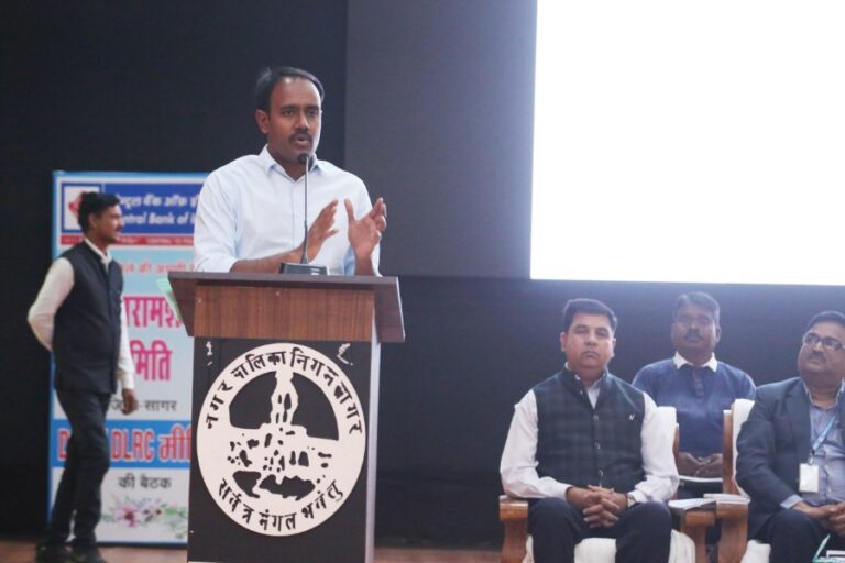 बैंकर्स लोन में अनावश्यक दस्तावेजों की मांग ना करें- कलेक्टर