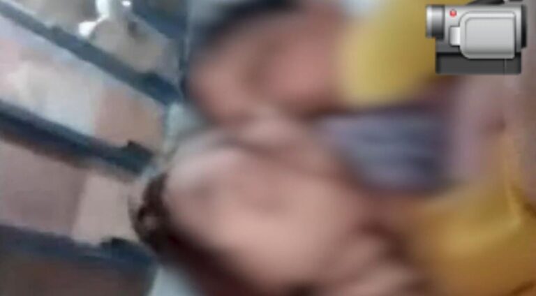 मेरी मम्मी आ जायेगी, महिला ने नेता को किया मना: Viral Video