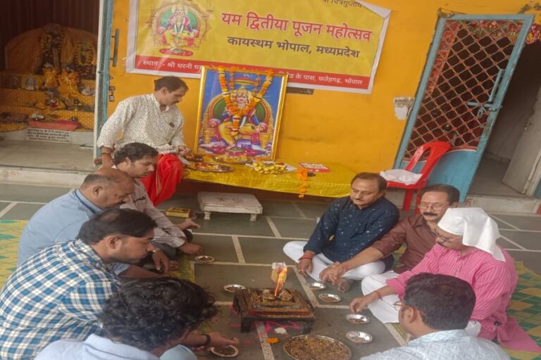 कायस्थम द्वारा यम द्वितीया महोत्सव पर श्री चित्रगुप्त और कलम दवात की पूजा की गई