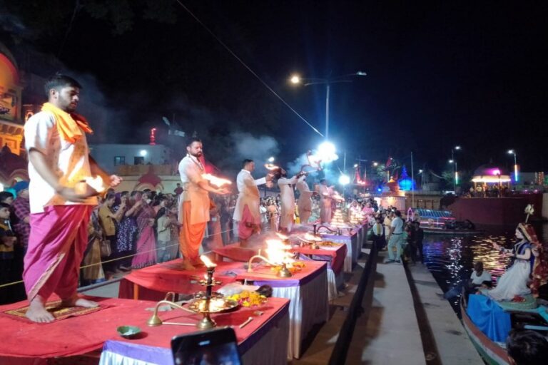 गंगा आरती: आदर्श संगीत महाविद्यालय के कलाकारों द्वारा भजनों की शानदार प्रस्तुति दी गई