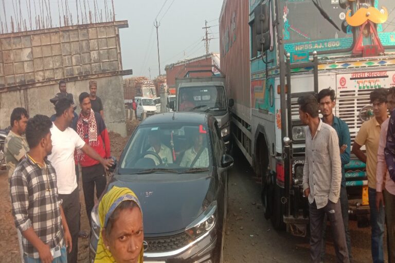 सागर में नाबालिग लड़की गायब, पिता परेशान बीच सड़क पर बैठ गया