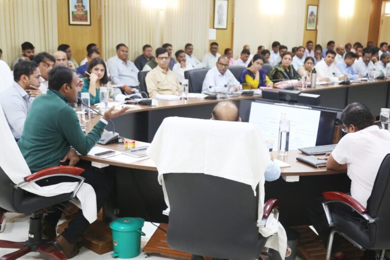 खाद उर्वरक ब्लैक करने वालों पर करें सख्त कार्रवाई- कलेक्टर