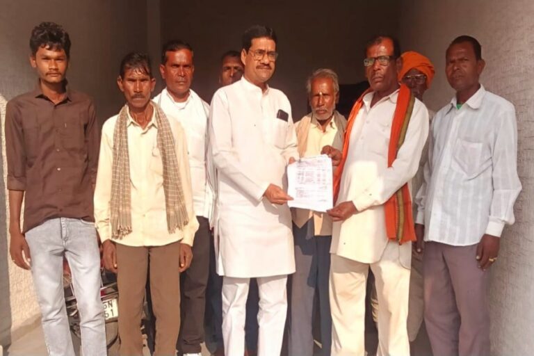 बिजली की समस्या से जूझ रहें किसान पहुंचे पूर्व मंत्री सुरेन्द्र चौधरी के पास