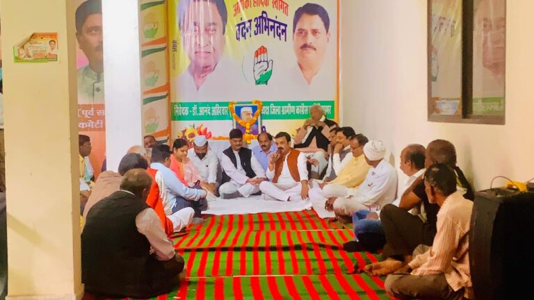 जिला कांग्रेस कमेटी शहर एवं ग्रामीण ने पं जवाहर लाल नेहरू की जन्मदिन धूमधाम से मनाया