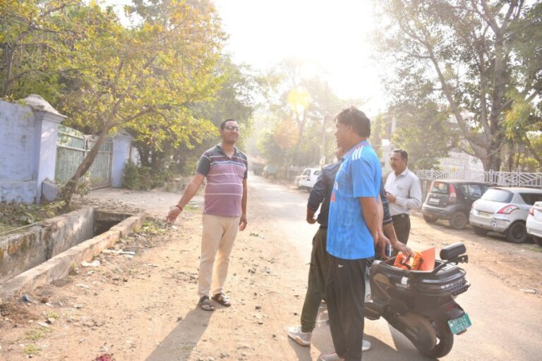 खुले में पेशाब करना पड़ा भारी, निगम आयुक्त ने काटा चालान