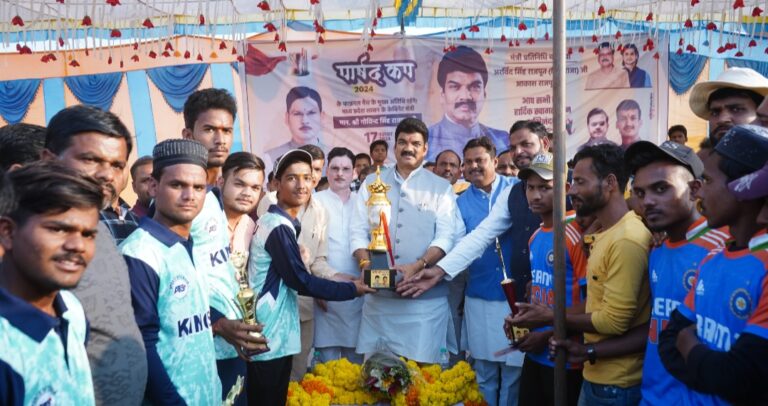 राहतगढ़ में आयोजित पार्षद क्रिकेट कप में किया मंत्री गोविंद सिंह राजपूत ने पुरस्कार वितरण