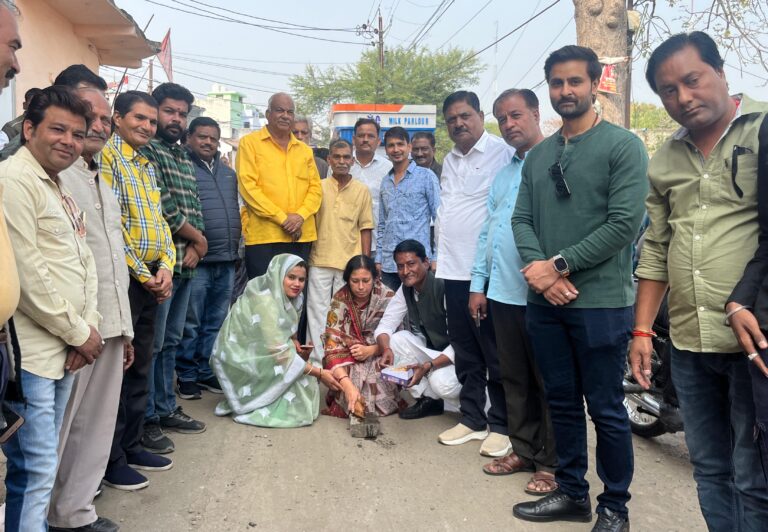 महापौर ने वेयर हाउस से स्नेह नगर तक 70 लाख रुपए की लागत से बनने वाली सड़क निर्माण कार्य का भूमिपूजन किया