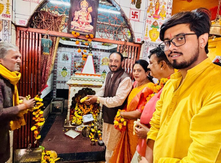 ठाकुर बाबा मंदिर में आयोजित कार्यक्रम में सागर सांसद ने सम्मिलित होकर मंदिर में क्षेत्र के विकास की कामना की