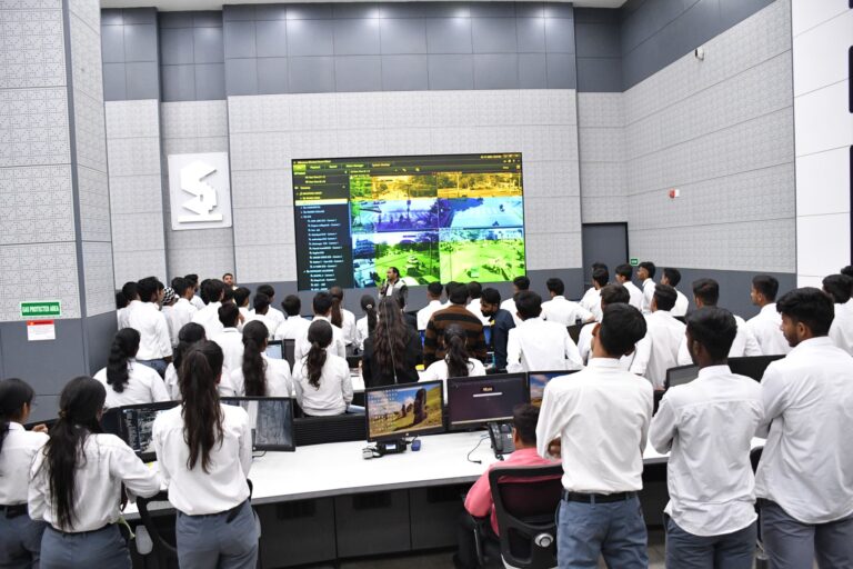 डॉ हरीसिंह गौर विश्वविद्यालय के छात्र-छात्रायें आईसीसीसी की कार्यपद्धिती व अत्याधुनिक तकनीकी से परिचित होकर रोमांचित हुये