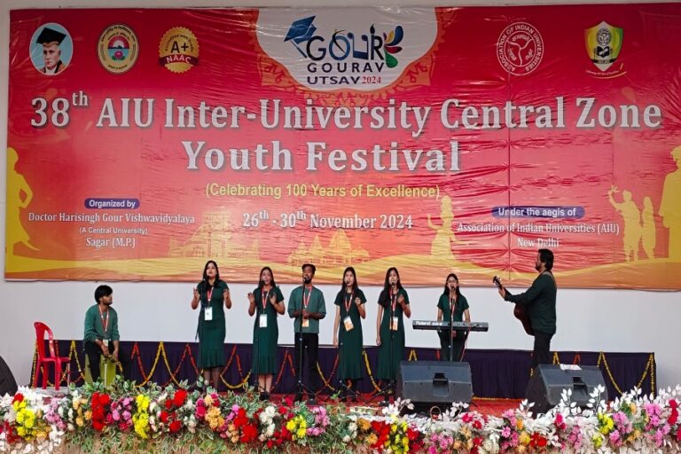 विश्वविद्यालय: सृजनात्मक अभिव्यक्तियों से सराबोर रहा युवा उत्सव का तीसरा दिन