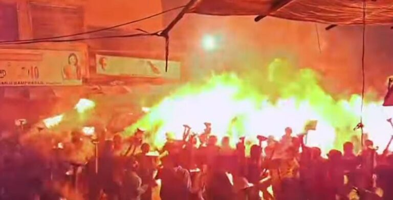 शहीदों को श्रद्धांजलि के दौरान मशाल जुलूस में हादसा, 30 से अधिक लोग झुलसे