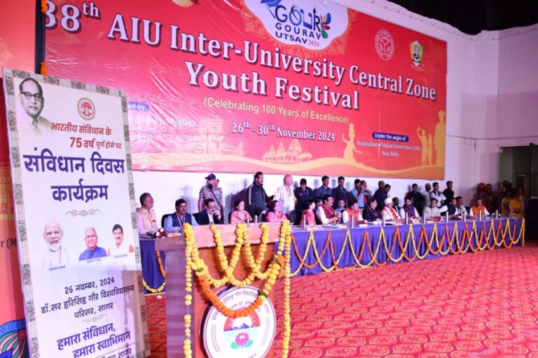 सागर में उपमुख्यमंत्री शुक्ल ने गौर गौरव दिवस पर संविधान का अमृत महोत्सव मनाते हुये उद्देशिका का वाचन किया