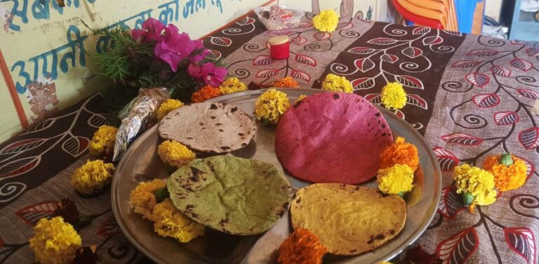 कलेक्टर के नवाचार पर उत्साहित है समूह की महिलाएं और बच्चे