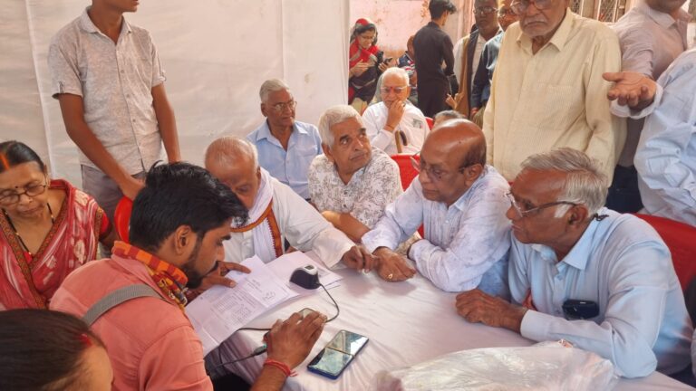 बुजुर्ग नजदीकी शिविर केंद्र में पहुंचकर आसानी से आयुष्मान कार्ड बनवाएं : निगमायुक्त