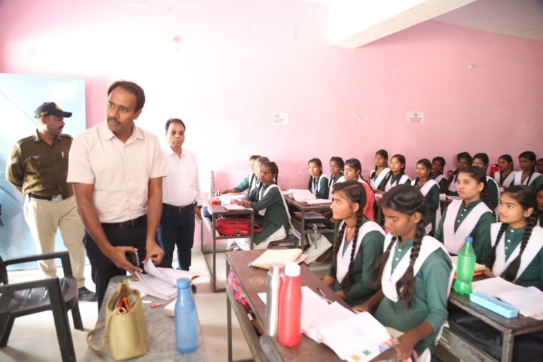 कलेक्टर, पुलिस अधीक्षक ने विद्यार्थियों से पूूछा आर्मी के जवान बनोगें कि कलेक्टर या डॉक्टर